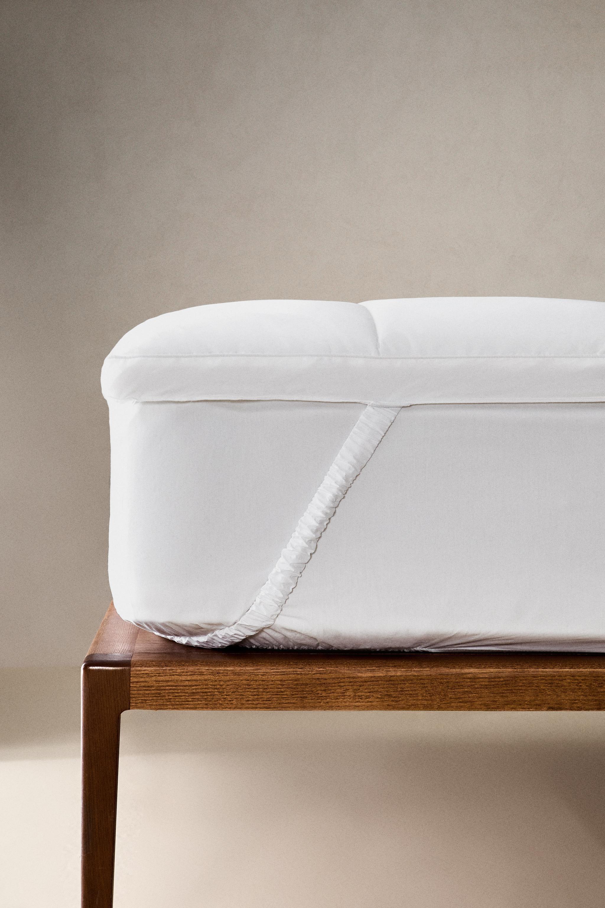 SURMATELAS AU TOUCHER PLUME